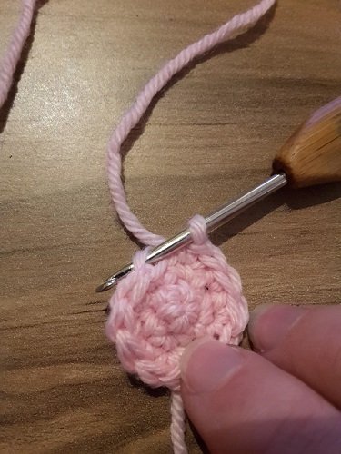 Blog-Inhaltsbild für 'Kostenlose Häkelanleitung Schweinchen Eierwärmer'